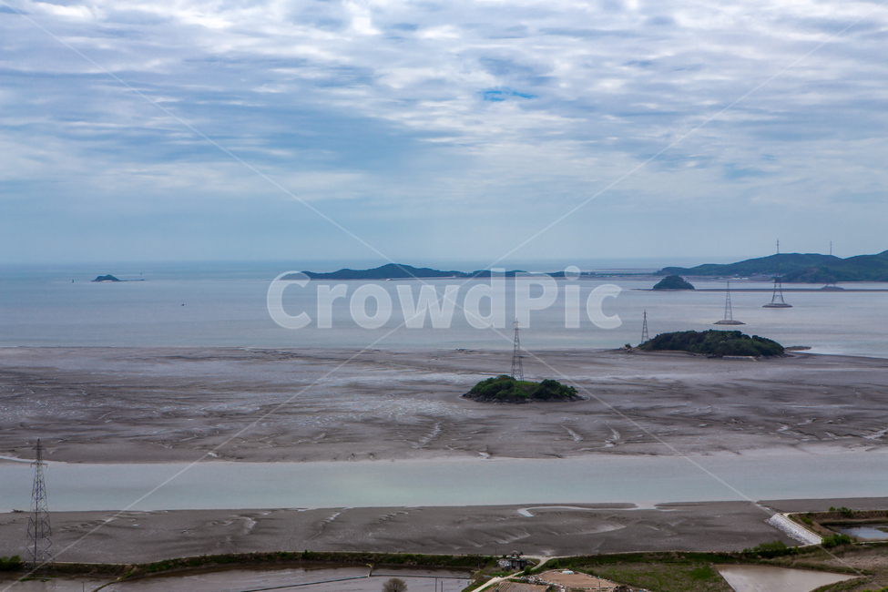 nature,자연,outdoors,옥외,land,shoreline,water,물,ocean,대양,sea,coast,연안,island,바다,바닷가,갯벌,펄,갯펄,뻘,진흙,머드,송전탑,해안,해안가,송전,전기줄,고압전선,철탑,전력,고압전기,해안선,수평선,섬,배경,백그라운드,경치,풍경,자연풍경,자연경치,건물,바닷물,구름낀,썰물,간조,밀물,만조,해수,고압선