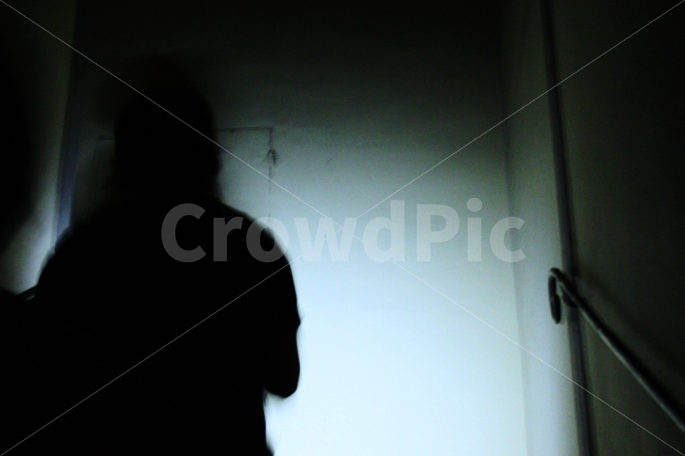 어둠,방황,계단,저녁,밤,어두움,빛,손전등,후레쉬,후레시,그림자,잔상,옥상,창고,무서움,두려움,막막함,사람,인물,인간,human,person,공포,호러,무서운,무서움,horror,terror,fear,인물실루엣,사람실루엣,character silhouette,human silhouette,interior design,인테리어 디자인,indoors,옥내