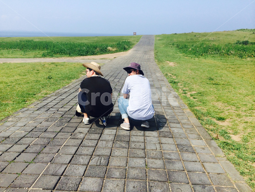 마라도,우정,친구,들판,뒷모습,사람,인물,인간,human,person,남성,남자,man,male,친구,우정,friendship,companion,여행,휴가,traveling,vacation,trip