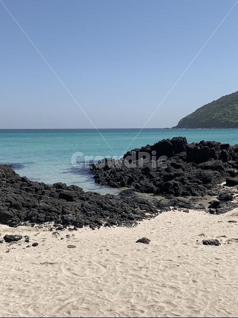 제주도,제주도바다,자연,바다,함덕,함덕해수욕장,제주도함덕,현무암,맑은날바다,모래사장,제주도,jeju,jeju island,promontory,곶,water,물,sea,outdoors,옥외,ocean,대양,nature