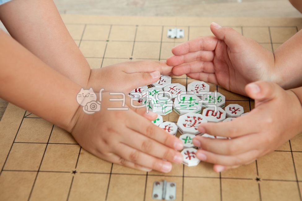 organ,play,organboard,traditionalgame,game,traditional play,chess board,boys,boy,children,long time,organgame,man,human,hand,organegg,Character,tree,korea,traditionalkoreangame,long game,person,Janggial,Korean tradition,hobby,child