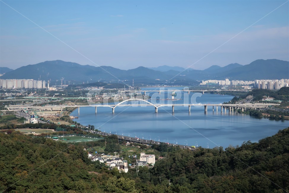 한강,구리암사대교,다리,풍경,아파트,한강변,강변,도로,대교,강물,도시,풍경,city,landscape,한국도시풍경,한국도시경관,korea cityscape