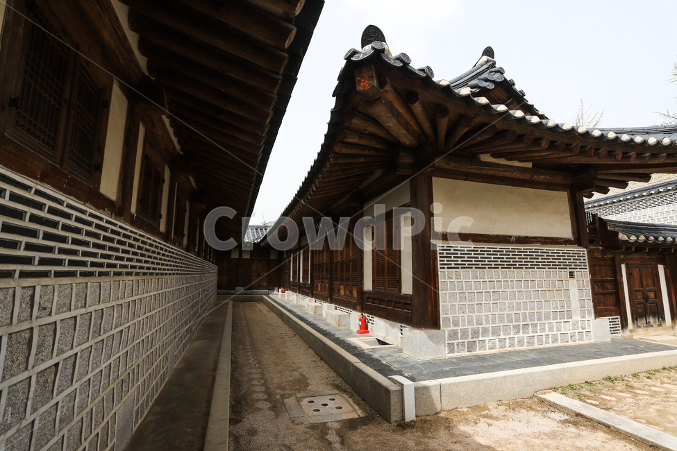 경복궁,문화재,서울,건축,궁전,문,단청,지붕,기와,돌담,돌기둥,고건축,한국,창호지,서까래,석가래,기둥,창살,흙길,주춧돌,추녀,목조건축물,창문,방문,한국전통,한국문화,korean traditional,korean culture,건축물,건물외관,exterior,building,structure,architecture,construction