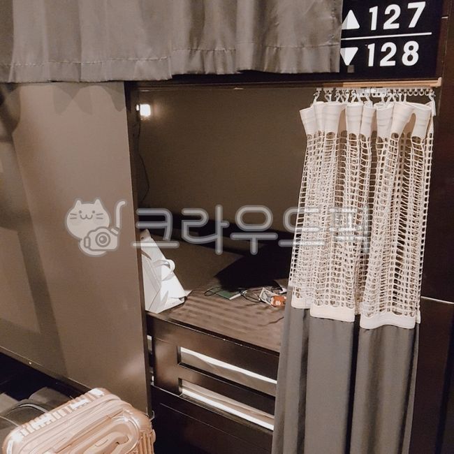 lodging,bed,single bed,bunk bed,Japanese accommodation,curtain,guest house