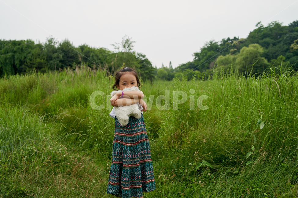 소녀,딸,자연,녹색,빛,연출,웃음,face,nature,green,puppy,사람,인물,인간,human,person,어린이,어린아이,child,children,kid