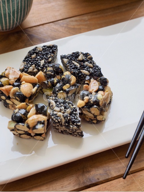 강정,검정깨강정,명절음식,추석음식,설날음식,녹차,명절,한국음식,식품,한식,한국문화,음식,한국,배경,음식문화,웰빙,문화,아시아,아시아음식,접시,전통,설날,추석,젓가락,땅콩,검정콩,땅콩강정,한국전통,한국문화,korean traditional,korean culture,음식,식재료,요리,food,cook,meal,dishes,food reserves,디저트,간식,후식,dessert,snack