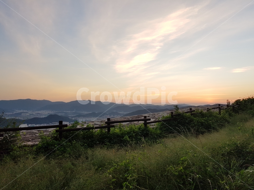 하늘,노을,울타리,잔디,구름,sky,sunset,cloud,fence,grass,mountain,산,자연,풍경,nature,landscape,한국자연풍경,한국자연경관,korea nature landscape,outdoors,옥외,grassland,목초지,field,들
