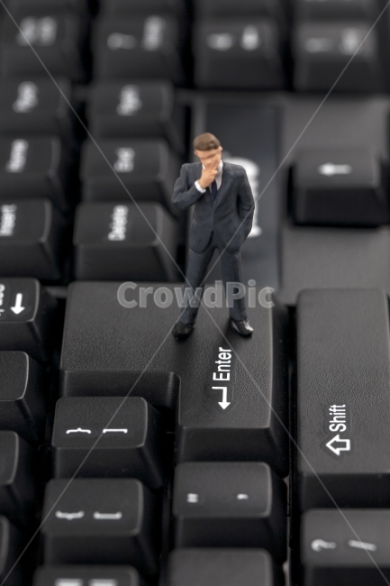 남자,맨,사람,비즈니스맨,미니어처,키보드,엔터키,컴퓨터,결정,블랙,검정색,고민,고민하다,숫자,클릭,검색,결제,컨셉,아이디어,조각상,동상,석상,조형물,statue,bronze statue,stone statue,비즈니스,사업,business,service,work,사물,물건,오브젝트,thing,object,matter,연출,컨셉,콘셉,direction,concept