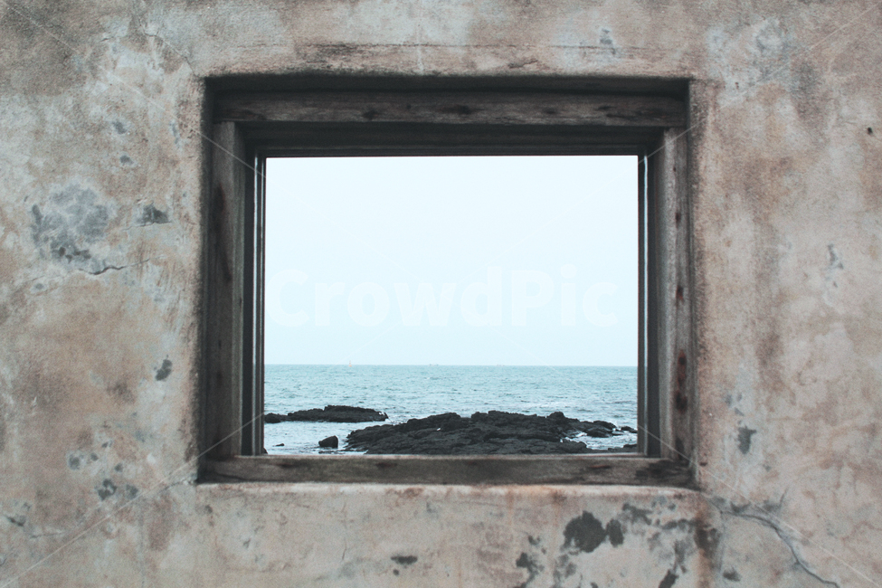 바다가보이는창문,바다,프레임,감성사진,window,창문,버려진,벽,오래된