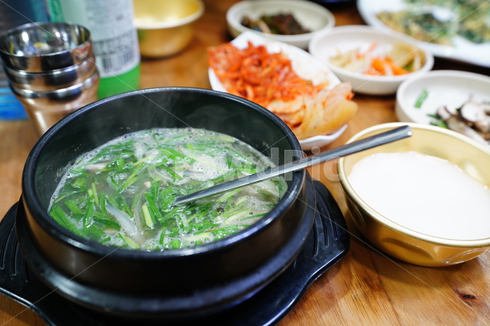 해장국,요리,국물,뚝배기,한식,음식,식사,안주,숟가락,올갱이,국,food,그릇,야채,음식,식재료,요리,food,cook,meal,dishes,food reserves,한식,한국음식,한국요리,korean food,korean dishes,korean meal,korean cook