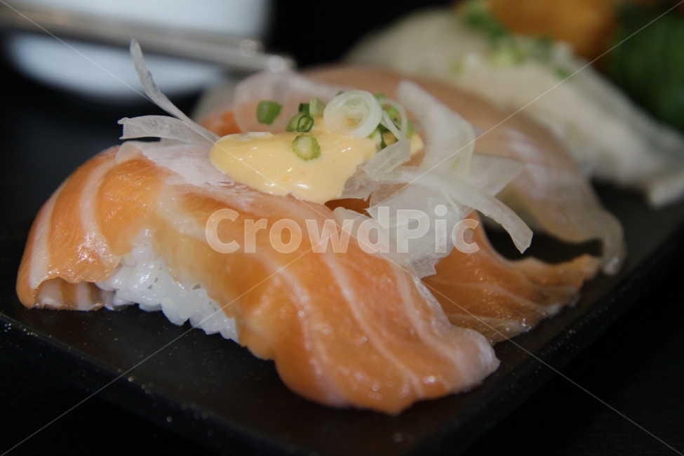 연어초밥,모듬초밥,초밥,일식,점심식사,음식,식재료,요리,food,cook,meal,dishes,food reserves,수산물,해산물,fishery products,seafood,일식,일본음식,일본요리,Japanese food,Japanese dishes,Japanese meal,Japanese cook