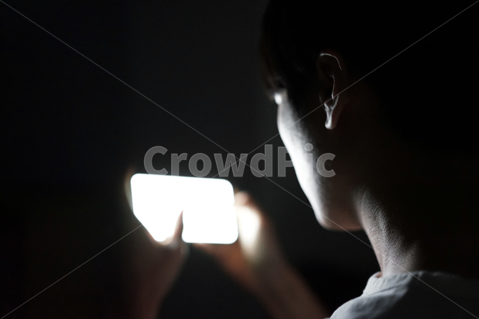 중독,게임중독,스마트폰중독,스마트폰,남자,밤,어둠,빛,전자파,게임,밤샘,addiction,smartphone,game,man,night,light,electromagnetic,사람,인물,인간,human,person,남성,남자,man,male,정보통신기술,전자기기,전자제품,it,information,technology,electronic equipment