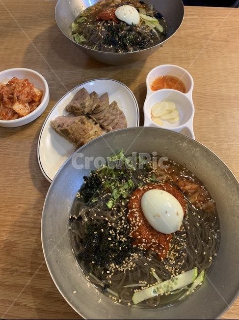 막국수,고기,한식,여름음식,보쌈,식탁,삶은계란,냉면,마늘,쌈장,김치,반찬