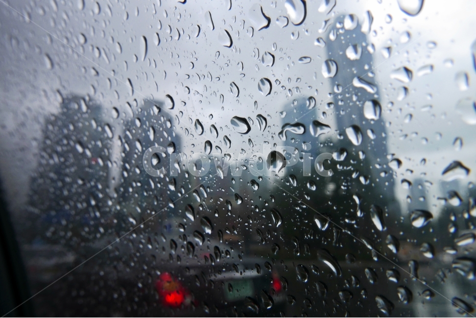 비,빗방울,물방울,빗물,유리,background,rain,바탕,배경,백그라운드,봄비,이슬비,보슬비,장마,흐림,흐린날,유리창,유리표면,바깥,회색,축축한,촉촉,패턴,질감,감성적,감성,생각,비오는날,방울방울,맺히다,흘러내리다,반투명,투명,습기,자연,한방울,나무,건물,하늘,구름,차창,실내,불빛,자동차,추상적,비,비오는날,rain,rainy,교통,교통수단,traffic,transportation
