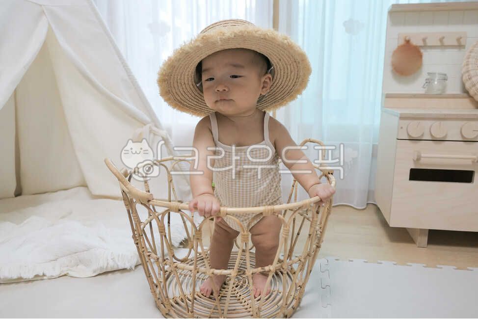 바구니,라탄,라탄바구니,표정,텐트,아기텐트,러그,유아텐트,놀이방,아기모델,헤어밴드,아기,신생아,사람,갓난아기,귀여운,작은,소중한,앙증맞은,인간,어린,한살,1세,만0세,아가,영유아,얼굴,엄마품,안긴,베이비,천사같은,사랑스러운,가족,아들,라이프스타일,생활,육아,보육,순수한,순진한,천진난만한,건강한,인테리어,모자,밀짚모자