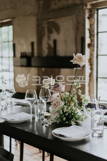 wine glass,table setting,restaurant,flower arrangement,table deco,flower,interior,flower decoration,Event decoration,cafe,flowerarrangement,event