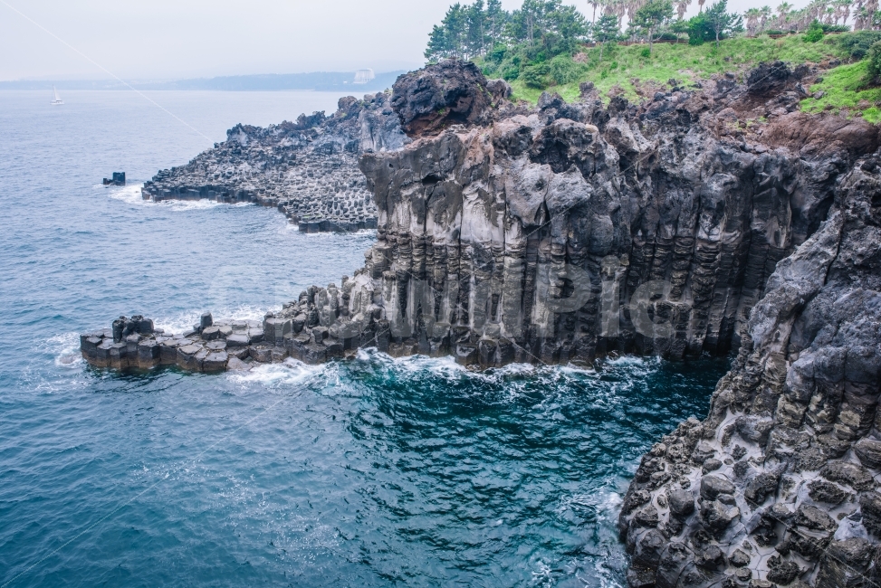 제주,주상절리,바다,하늘,자연,여행,절벽,자연,풍경,nature,landscape,한국자연풍경,한국자연경관,korea nature landscape,제주도,jeju,jeju island,promontory,곶,cliff,낭떠러지,outdoors,옥외