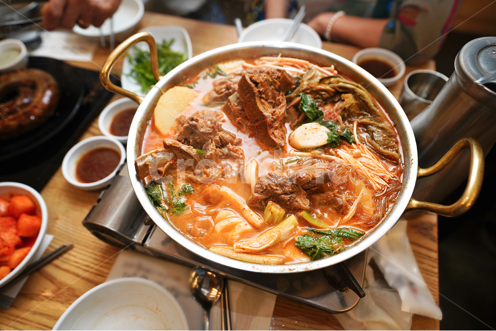 해장국,뼈국,돼지고기,고기,육류,국물요리,요리,음식,식사,푸드,안주,전골,먹거리,음식,식재료,요리,food,cook,meal,dishes,food reserves,한식,한국음식,한국요리,korean food,korean dishes,korean meal,korean cook
