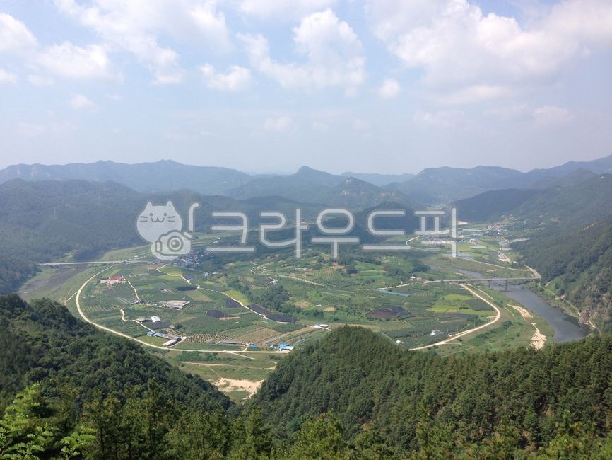 village scenery,high mountain,Close to the clouds,Wide open,slope