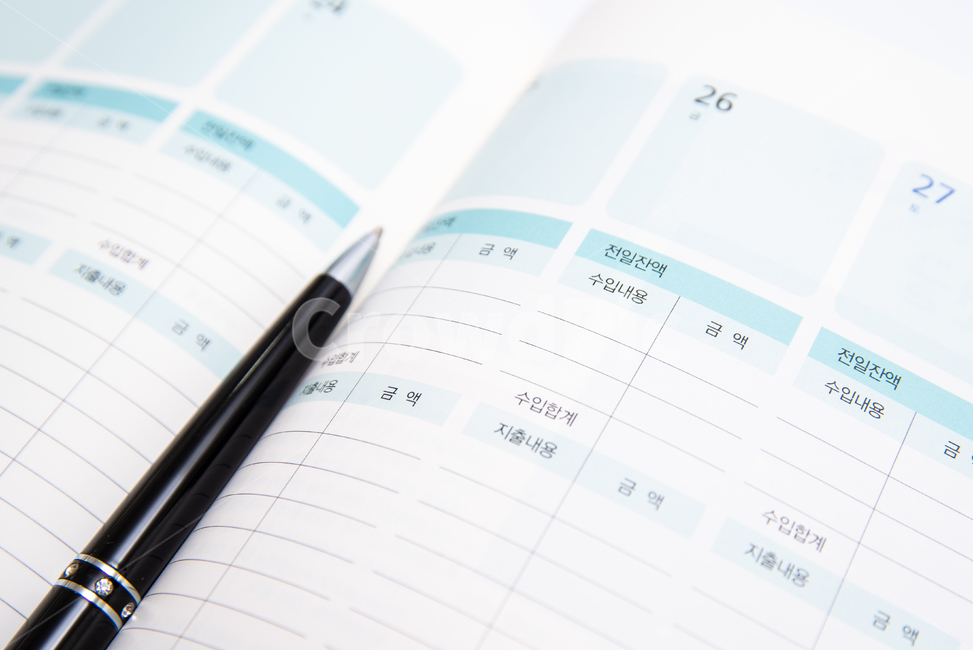 가계부,지출,생활비,대출,신용대출,계산,생활,한국,대한민국,장부,소비,절약,경제,수입,계획,가계,생계,볼펜,라이프스타일,가사,집안일,일상생활,저금,저축,집안,살림,관리,주부,서류,소득,수지,결산,지불,결제,노트,공책,배경,금융,비즈니스,카피스페이스,필기도구,문구,경리,회계,상환,미래설계,카피,스페이스,여백,금융,돈,finance,banking,money,비즈니스,사업,business,service,work,사물,물건,오브젝트,thing,object,matter,연출,컨셉,콘셉,direction,concept,학용품,문구류,사무용품,school supplies,stationery,office supplies
