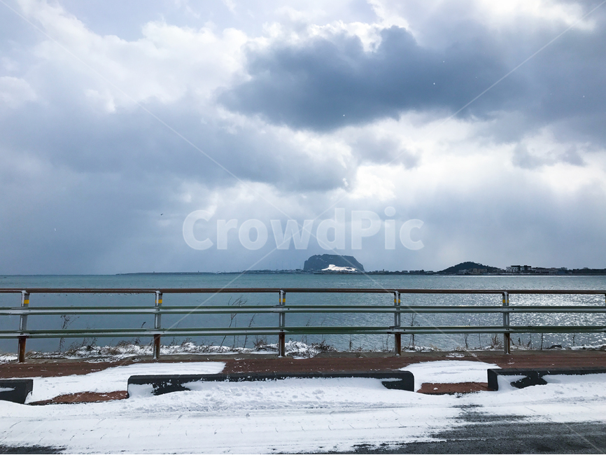 하늘,구름,빛,태양,눈,겨울,제주,바다,길,도로,snow,sea,beach,cloud,파란색,하늘색,푸른색,파랑,흰색,sunright,겨울,계절,winter,season,자연,풍경,nature,landscape