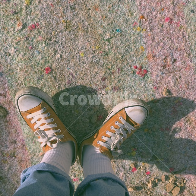 봄,색감,패션,그림자,감성사진,노란색,파스텔톤,Yellow,Spring,Color,Fashion,shadow,Daily,봄,계절,spring,season,사람,인물,인간,human,person,신체일부,몸,body,패션스타일,의상,fashion,style,감성,sensible,feeling,pants,바지