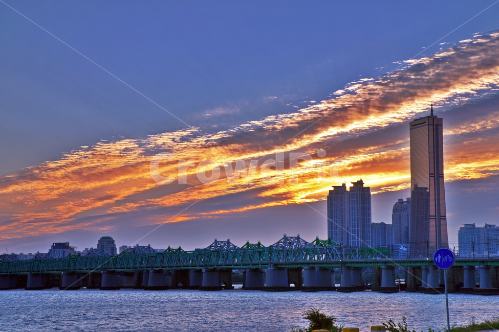 일몰,석양,여의도,한강,저녁노을,붉은구름,마천루,한강철교,도시,풍경,city,landscape,한국도시풍경,한국도시경관,korea cityscape,랜드마크,landmark,tourist attraction,한국랜드마크,한국관광지,한국명소,korea landmark,korea tourist attraction,nature,자연,outdoors,옥외