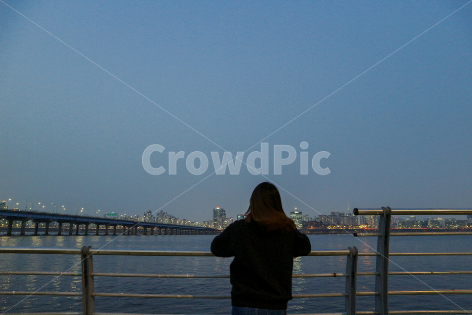 한강,뒷모습,backside,river,hanriver,sky,sunset,해질녘,하늘,반사,reflection,강,서울,다리,bridge,사람,인물,인간,human,person,여성,여자,woman,female,lady