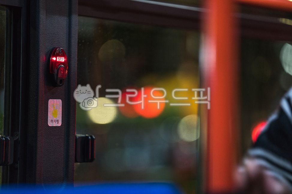 버스,교통,교통수단,이동수단,대중교통,자동차,bus,버튼,스위치,스톱,빛,보케,유리,창,창문