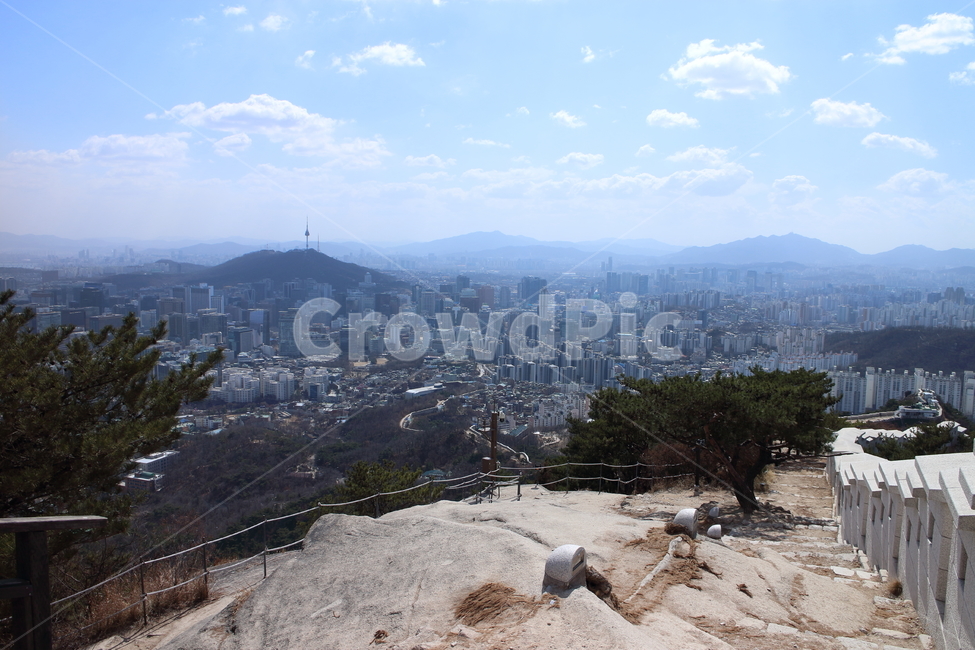 산,하늘,구름,산등성이,도심,서울,서울풍경,풍경,자연,파란하늘,산맥,나무,바위,건물,암석,파랑,파란색,도심배경,도시,능선,성벽,계단,서울배경,인왕산,서울타워,남산타워,서울전경,랜드마크,도시,풍경,city,landscape,한국도시풍경,한국도시경관,korea cityscape,경치,nature,outdoors,옥외,ground,바닥,scenery
