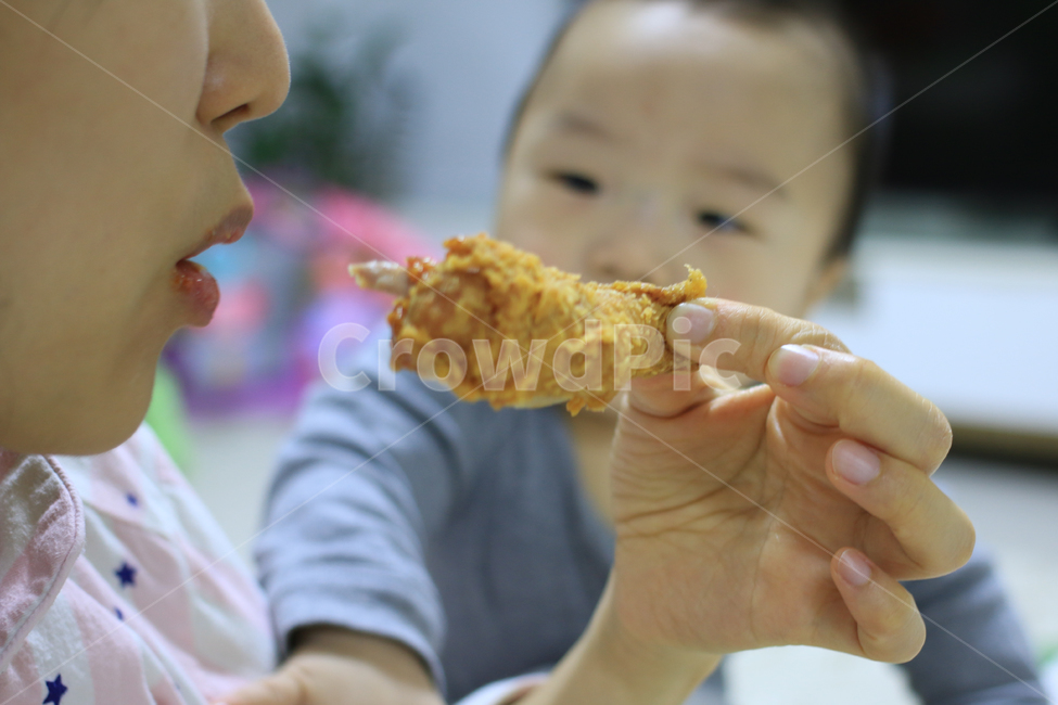 치킨,아기,가족,닭다리,야식,애기,아이,입,손,음식,배고픈,부러운,먹고싶은,맛있는,치느님,귀여운,닭,후라이드,후라이드치킨,1살,1살아기,얼굴,신체,가정,라이프스타일,간식,집,먹을것,사람,인물,인간,human,person,가족,패밀리,family,어린이,어린아이,child,children,kid,음식,식재료,요리,food,cook,meal,dishes,food reserves