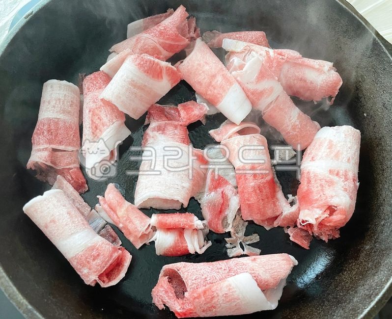 cast iron frying pan,cook,Plane Pork Belly,frozen pork,frozen,Plane Samgyeop,Frozen sliced pork belly,pork,food,pig,cast iron pan,pork belly,dish,meat,ingredients,cooking,Cold pork belly,roast