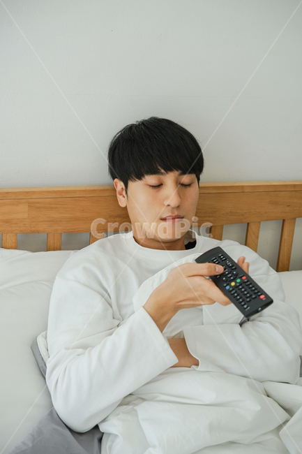 남자,남성,집,침대,침실,티비,시청,텔레비젼,tv,리모컨,실내,휴식,주말,집돌이,집콕,방구석,사람,인물,인간,human,person,남성,남자,man,male