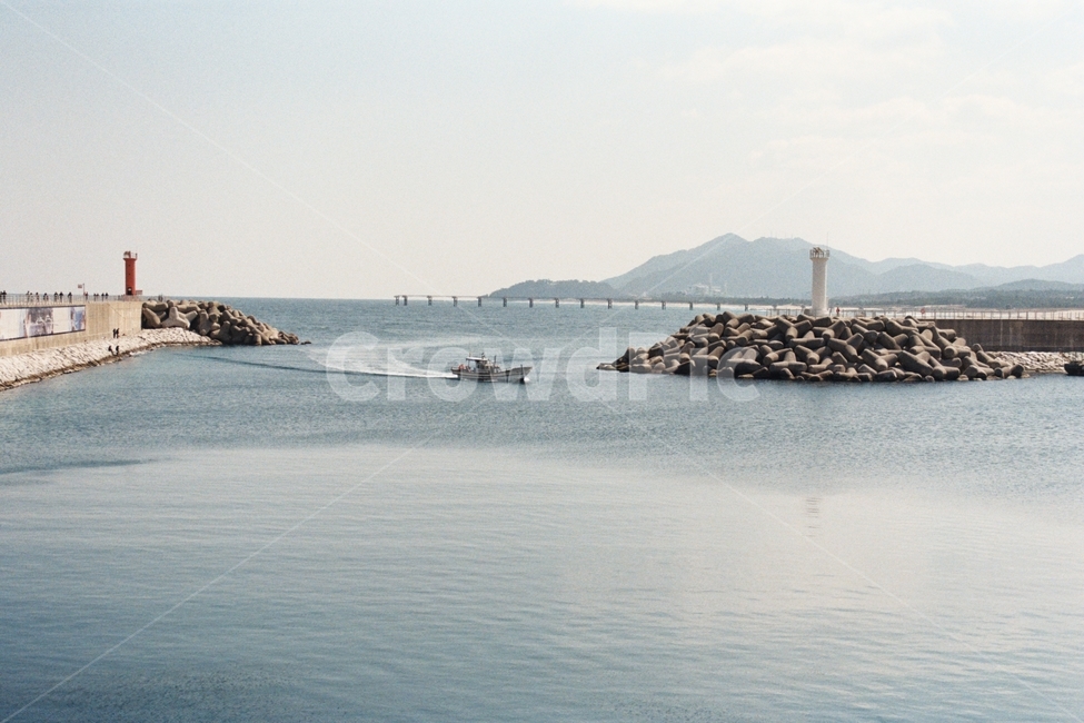 바다,바닷가,강릉바다,강릉,파도,자연,풍경,nature,landscape,land,땅,outdoors,옥외,shoreline,해안선,water,물,ocean,대양,sea,coast,연안,transportation,교통,vehicle,차량,boat,보트