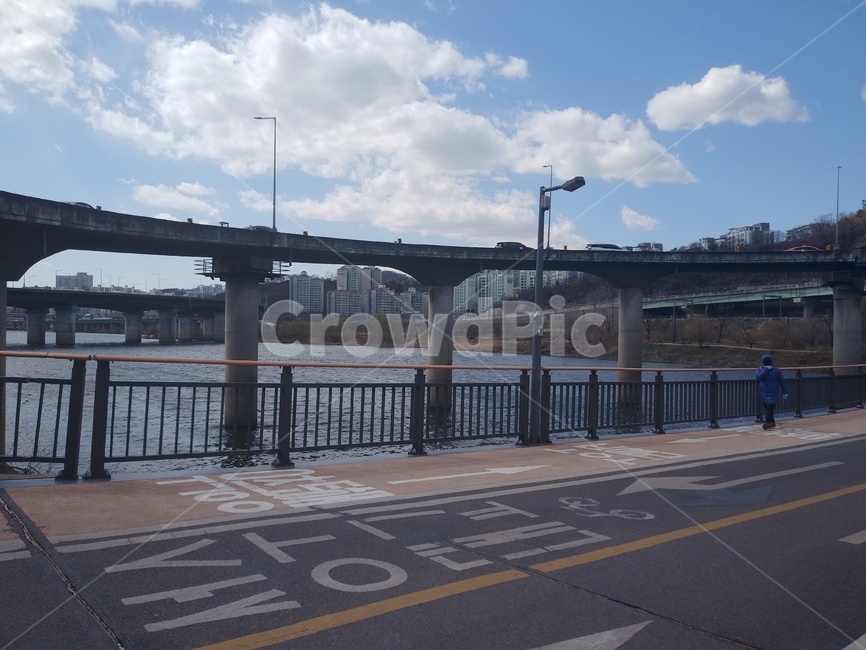 하늘,구름,봄,물,nature,자연,outdoor,옥외,azuresky,푸른하늘,sky,도로,freeway,road,person,사람,human,인간,tarmac,타맥,asphalt,아스팔트