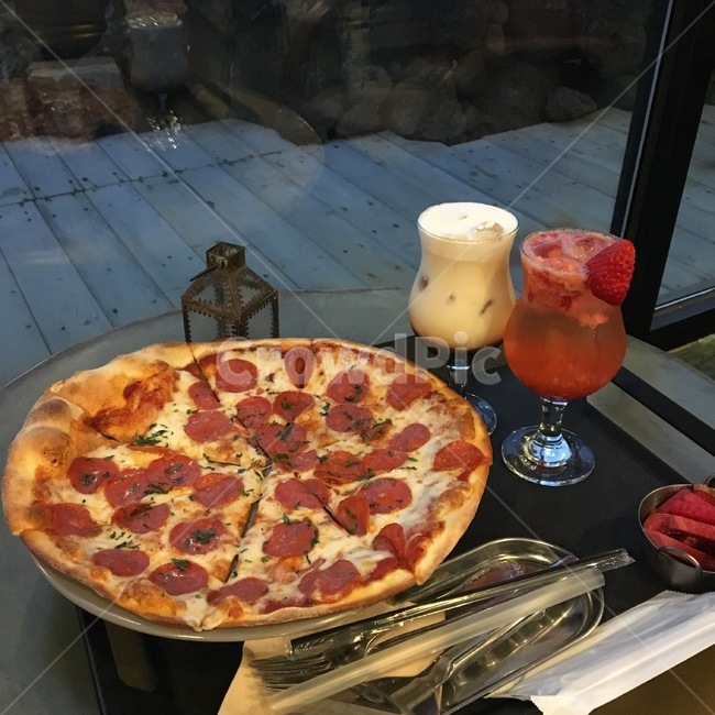피자,콜드브루,딸기에이드,식사,맛있음,음식,식재료,요리,food,cook,meal,dishes,food reserves,양식,서양음식,서양요리,western food,western dishes,western meal,western cook