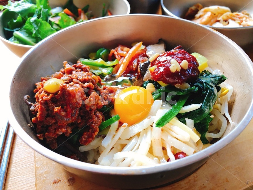 전주비빔밥,한식,음식,전통,계란,노른자,한국,식사,나물,야채,채소,밥,jeonjubibimbap,jeonju,koreanfood,koreandishes,food,tradition,egg,yolk,korea,meal,seasonedvegetables,namul,vegetable,steamedrice,boiledrice,음식,식재료,요리,food,cook,meal,dishes,food reserves,한식,한국음식,한국요리,korean food,korean dishes,korean meal,korean cook