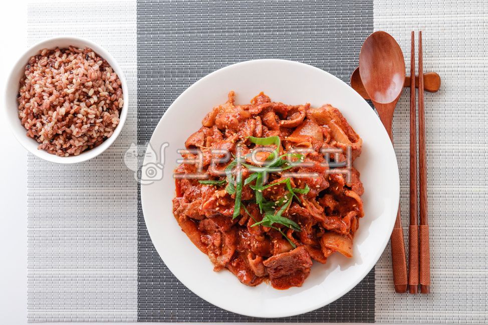 meat eating,Stirfried pork,cook,Korean,plate,chili pepper paste,pork,bowl,delicious,food,pig,meal,Korean food,meat,stirfry,ingredients,cooking