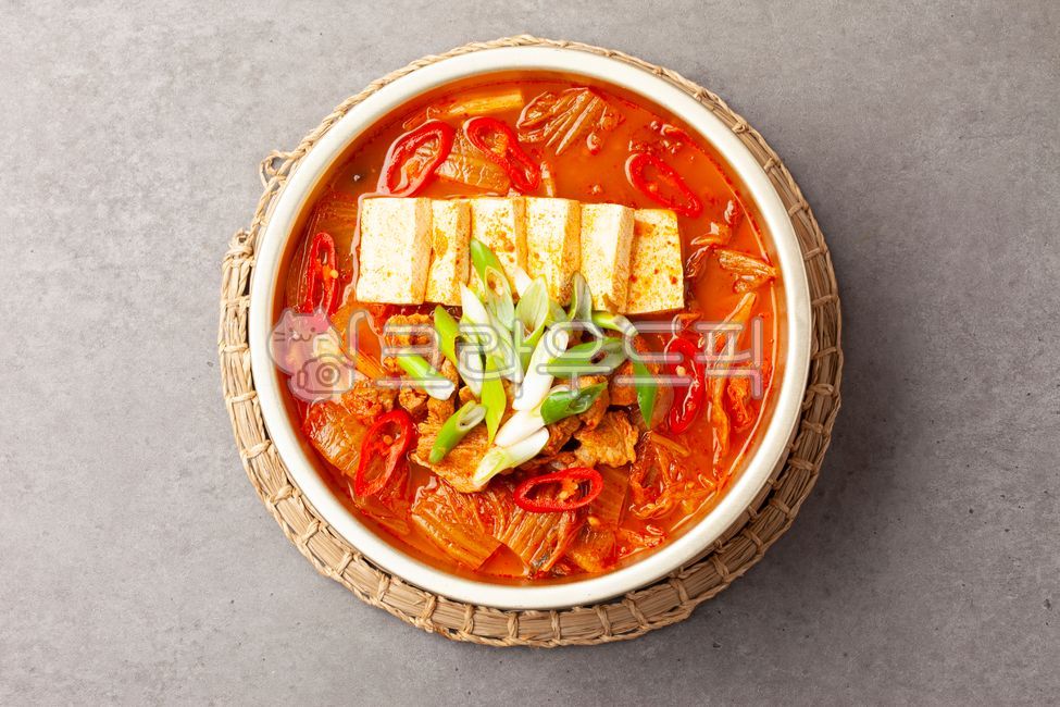 Kimchi stew,kimchi,stew,broth,Korean food,Korean culture,stew,seasoning,red pepper powder,food,meal,food,groceries,ingredients,ingredients,food ingredients,spicy,salty,pork,tofu,green onion,red pepper,meat