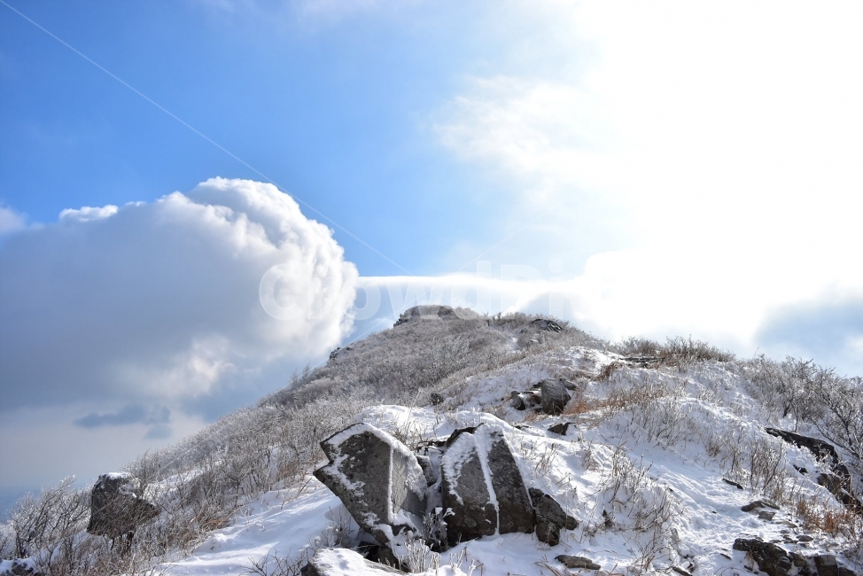 무등산,국립공원,풍경,힐링,산행,설경,상고대,서리꽃,서석대,입석대,안양산,백마능선,장불재,증심사,중봉,중머리재,천왕봉,지왕봉,Korea,National,Park,눈풍경,등산,주상절리,판타스틱,겨울왕국,겨울,지질공원,인왕봉,천지인,설국,2018년,1월,눈꽃,파란하늘,트레킹,winter,landscape,감성,아름다운,황홀한,장관,비경,선경,최고,사진,겨울,계절,winter,season,자연,풍경,nature,landscape,한국자연풍경,한국자연경관,korea nature landscape,outdoors,옥외,mountain,산,ice,얼음