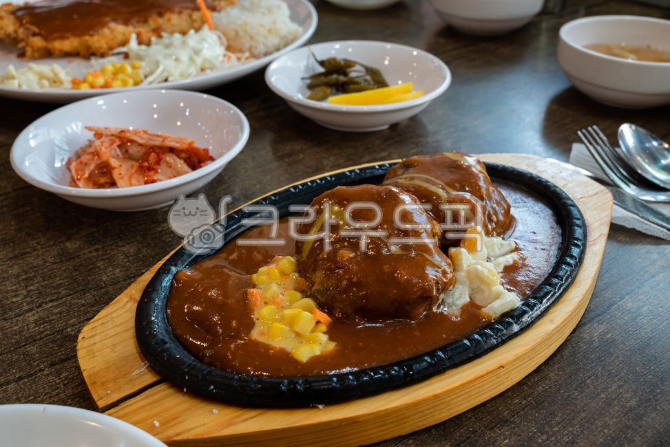 음식,food,함박스테이크,스테이크,경양식,양식,요리,음식점,그릇,푸드스타일링,돈까스,돈카츠,돈까스소스,소스,식사,아침식사,점심식사,저녁식사,점심시간,식탁,밥