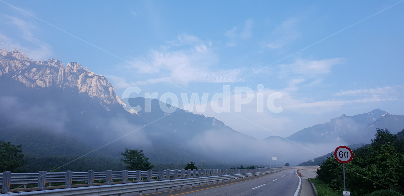 road,도로,freeway,고속도로,highway,고속도로,국도,아침,산악도로,산맥,구름,하늘,교통,교통수단,traffic,transportation