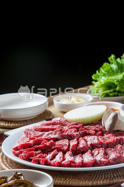 한우,암소,암소한우,생고기,생고기모듬,육사시미,소고기,고기,한우모듬,국내산한우,한우생고기,한우생고기모듬,한우육사시미,음식,식사,한국소,한국전통,상차림,한정식,식당,고깃집,고기집,맛집,받침,접시받침,라탄,라탄받침,대나무받침,버섯,양파,상추,마늘,접시,한국요리,한우요리,음식,식재료,요리,food,cook,meal,dishes,food reserves