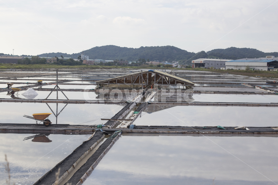 염전,소금,소금염전,천일염,바닷물,소금창고,산업,반영,산업,industry,industrial