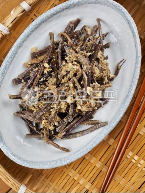 Seasoned bracken bracken,sidedish,vegetable,vegetable dish,spring greens,herbs,side dish,bracken,herbdishes,Korean food,cooking,traditionalfood,koreanfood,vegetariandiet,Herbs,springgreens,sidedishes,vegetarian diet,Korean,Bracken,brown,food,meal,traditio