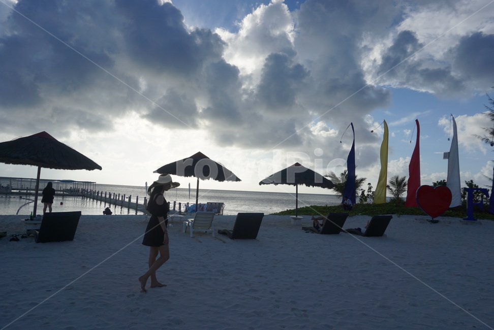 바다,해변,여자,beach,saipan,역광,여성,사람,lady,사이판,sunset,옆모습,걷다,비치체어,beachchair,pasasol,마이크로비치,microbeach,lonely,휴가,모래,원피스,파라솔,휴양지,바닷가,실루엣,저녁,석양,하늘,구름,쓸쓸한,여름,summer,고독,고독함,외로움,쓸쓸함,모래사장,노을