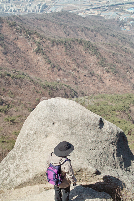 등산,산행,등산객,아웃도어,전망,전망대,꼭데기,산꼭데기,감상,뷰,남자,바위,낭떠러지,나무,산,mountain,climbing,tracking,man,alone,top,topofthemountain,능선,스포츠,레저,운동,sports,leisure,exercise