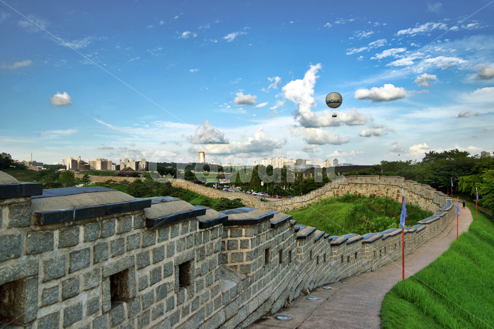 성곽,화성,수원,흰구름,푸른하늘,애드벌룬,건축물,랜드마크,landmark,tourist attraction,한국랜드마크,한국관광지,한국명소,korea landmark,korea tourist attraction