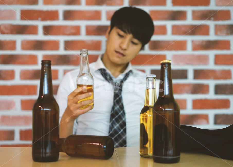 남성,남자,펍,맥주,비어,beer,술,음주,과음,맥주병,병맥주,알코올,직장인,회사원,사람,인물,인간,human,person,남성,남자,man,male,술,주류,alcohol,산업,industry,industrial,비즈니스,사업,business,service,work