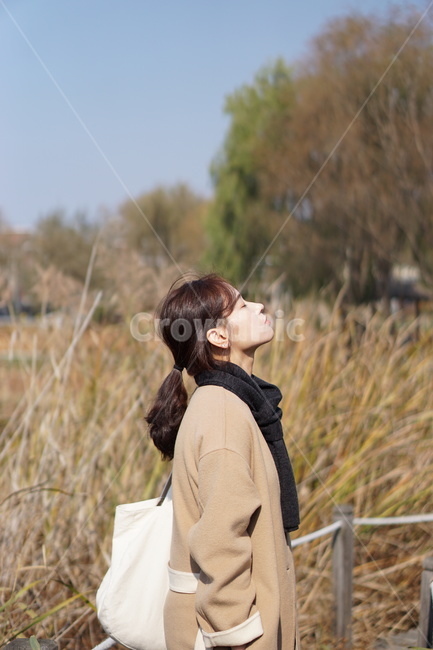 인물,사람,옥외,의류,가을,코트,여자,갈대밭,가을,계절,fall,autumn,season,사람,인물,인간,human,person,여성,여자,woman,female,lady